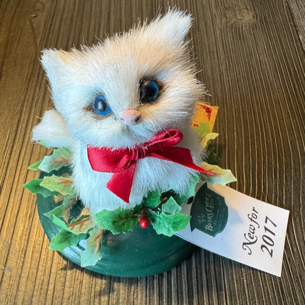 2017 White Christmas Cat w/Blue Eyes & Red Bow